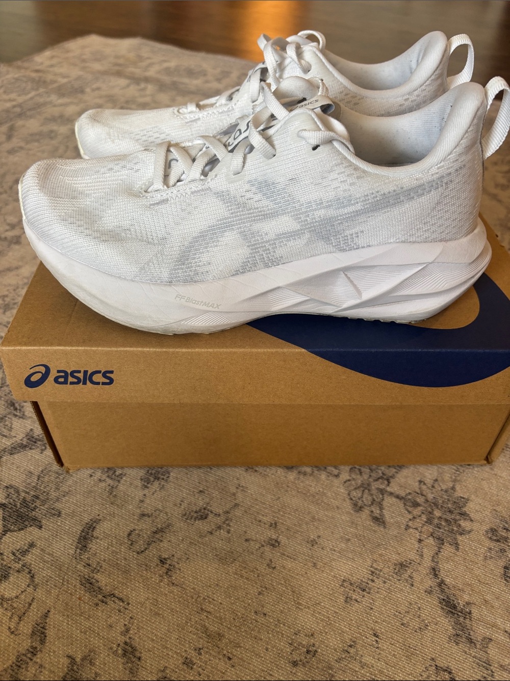 ASICS Women’s Novablast 5 Running Shoes - size 7.5 - white/grey
